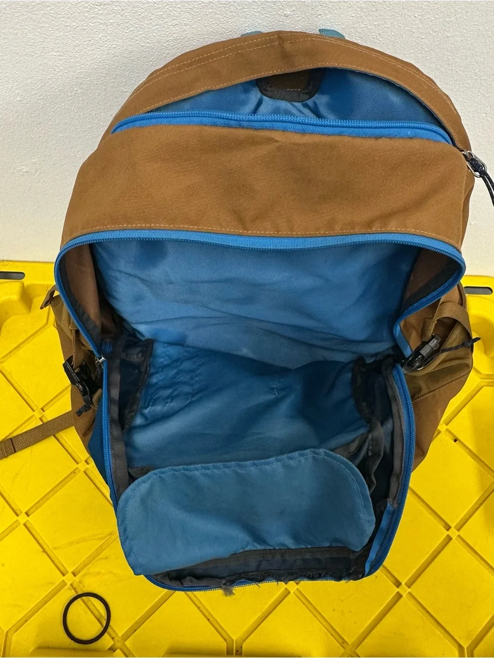 Patagonia Chacabuco 32L Hiking Backpack Big Sur Blue Fits Max 15